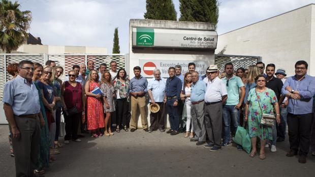 «Vivo en Sevilla-Este y tengo que ir hasta Torreblanca para que me vea el médico»