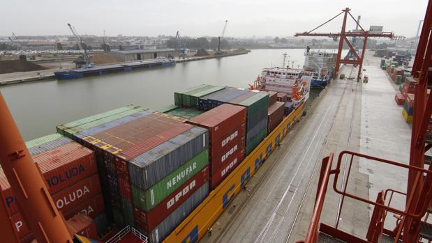 El Puerto de Sevilla gana 20 centímetros de calado para que entren buques con más carga por el Guadalquivir