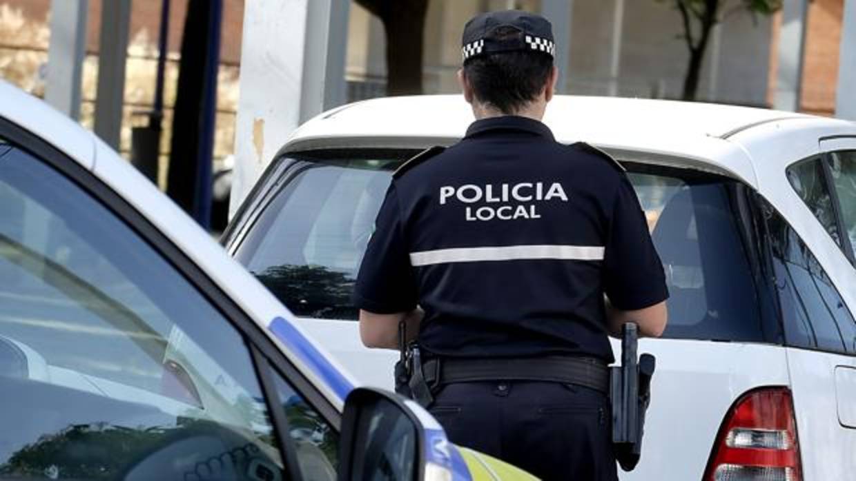 Un agente de la Policía Local de Sevilla impone una sanción