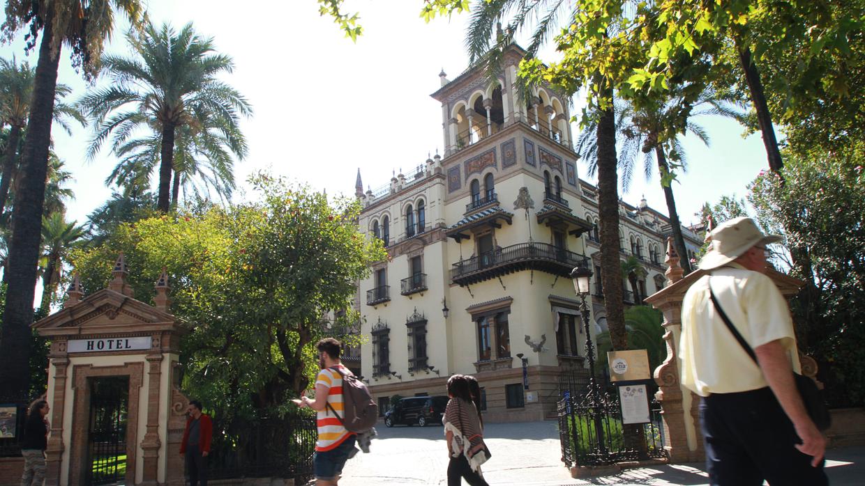 Varios turistas pasean ante la entrada del hotel Alfonso XIII