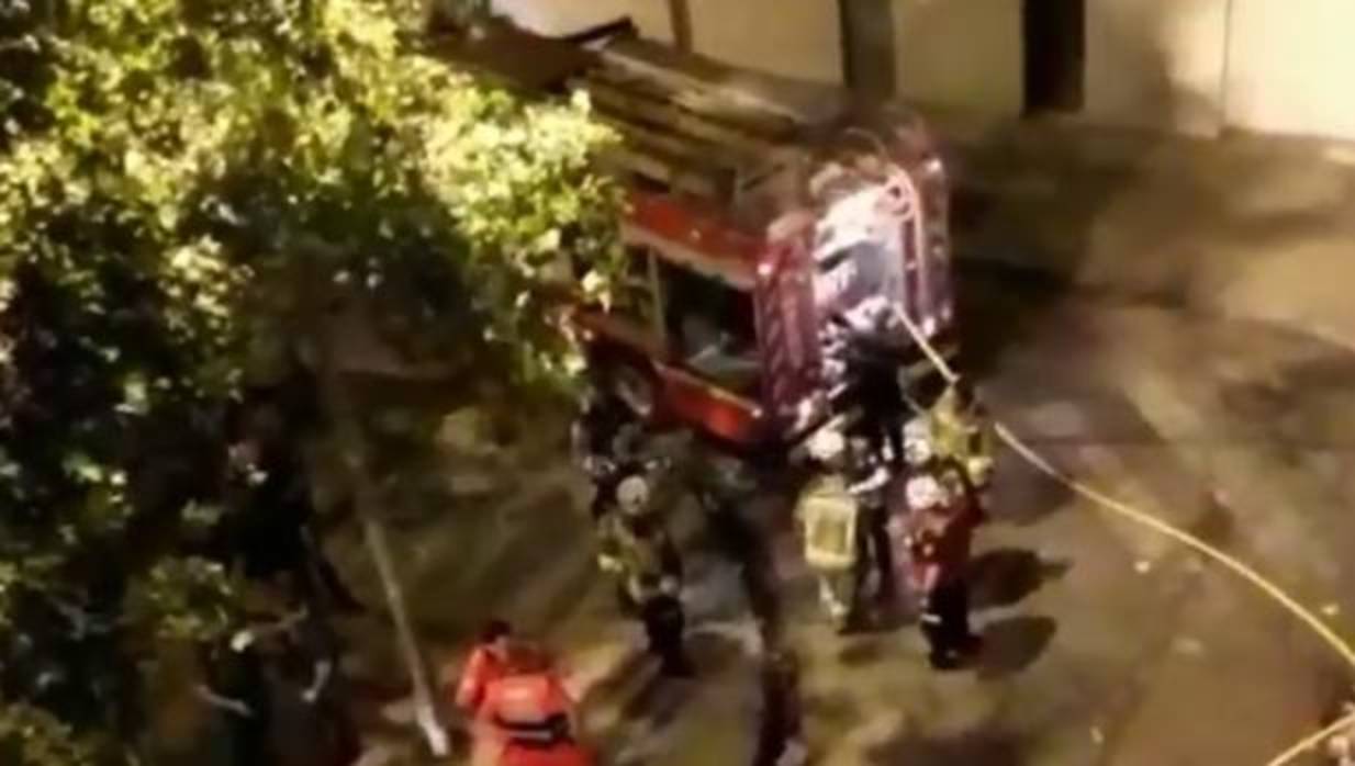 Bomberos trabajan en la extinción del incendio producido este jueves en una vivienda de Sevilla