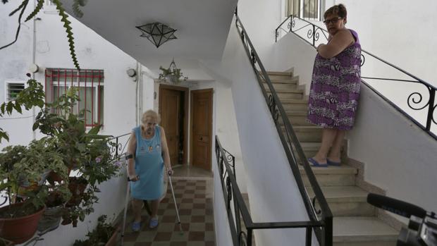 La mitad de los edificios de Sevilla de más de cuatro plantas carece de ascensor