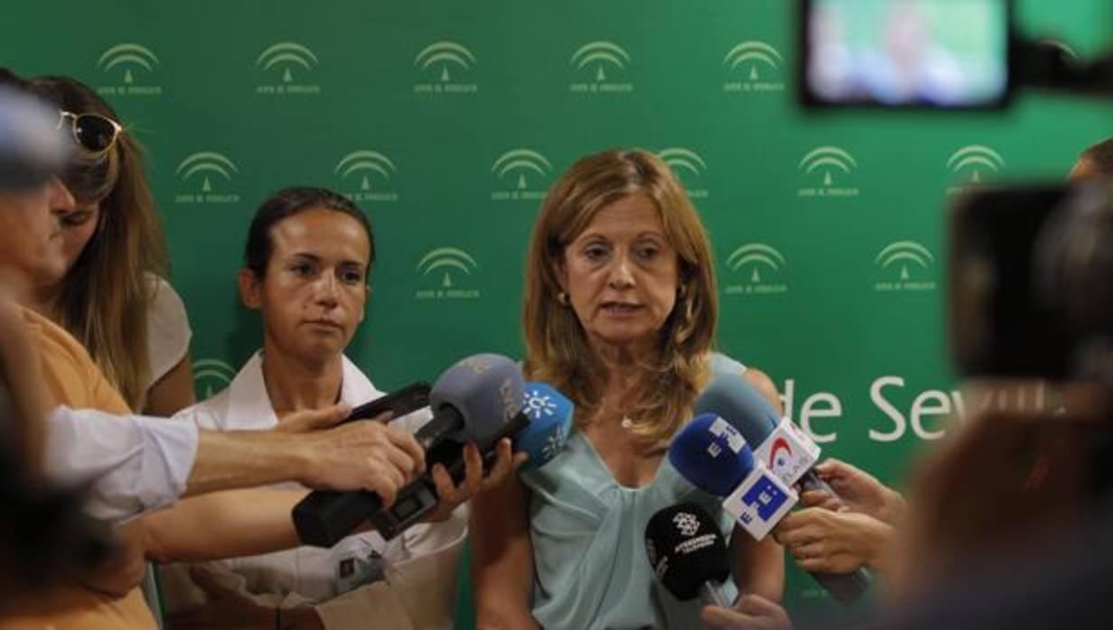 La consejera de Salud, Marina Álvarez, durante su comaprecencia en el hospital de Valme