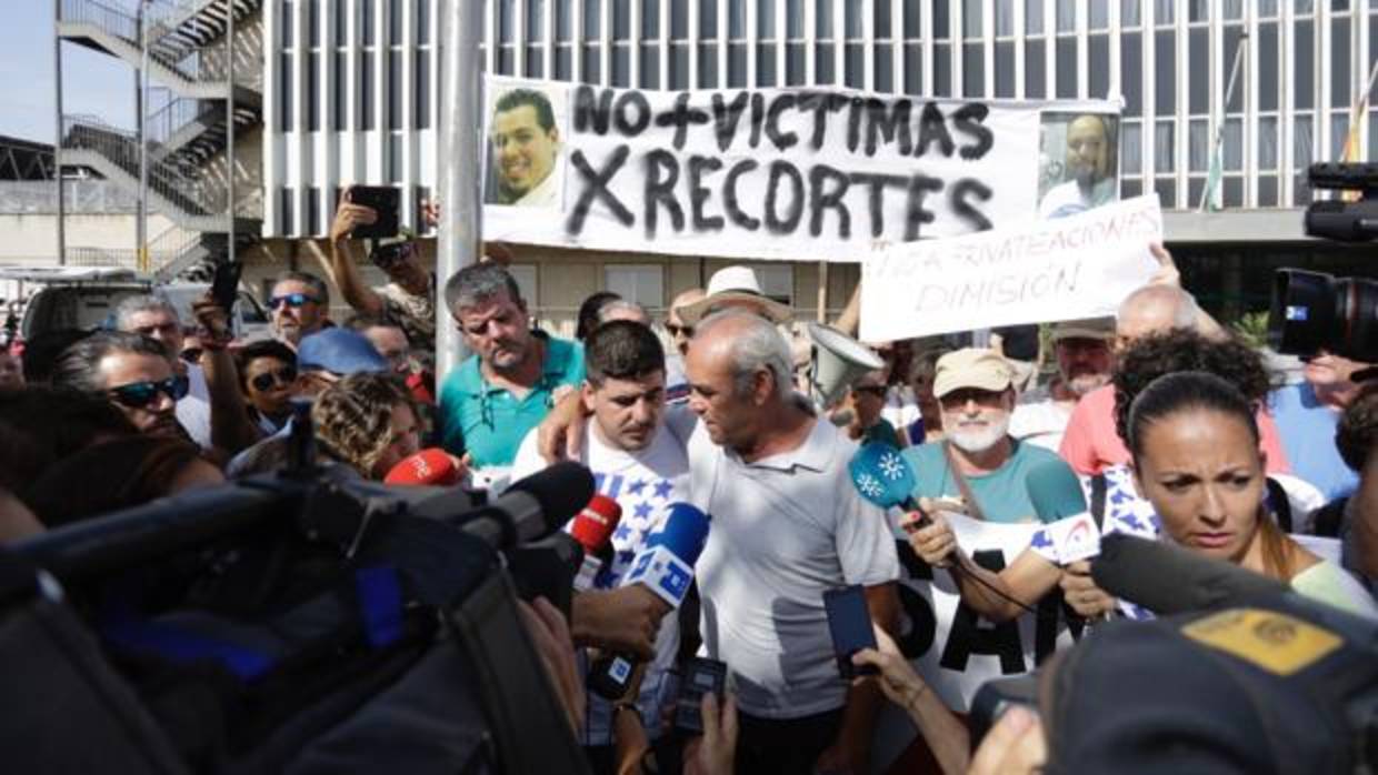 El marido y el padre de Rocío Cortés en la manifestación de este jueves