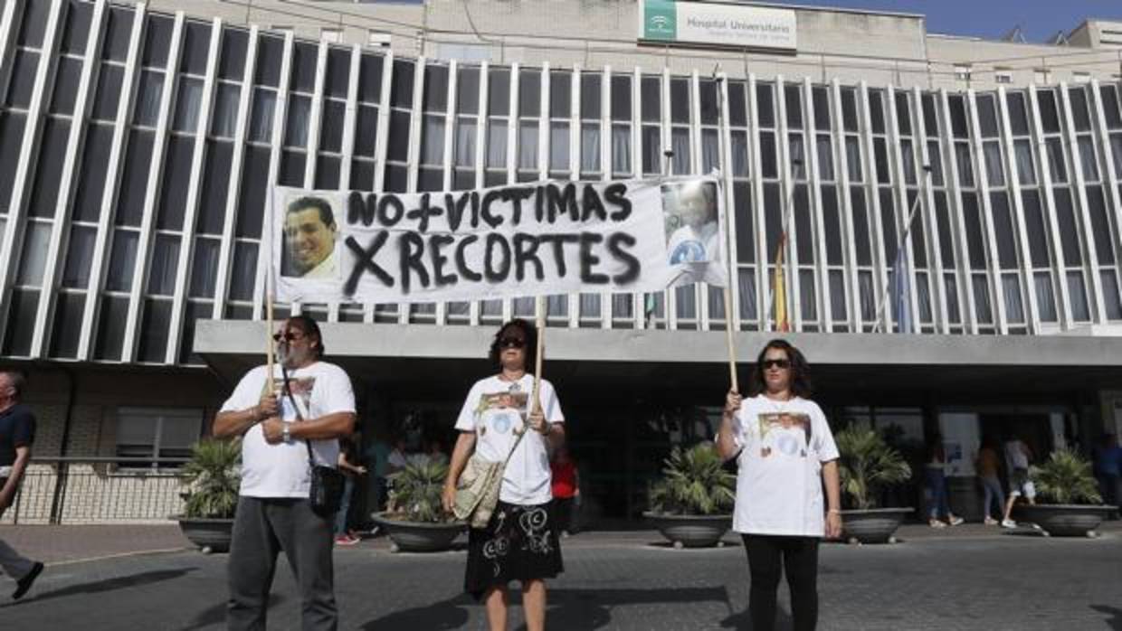 Pancarta contra los recortes de la Junta en materia de salud