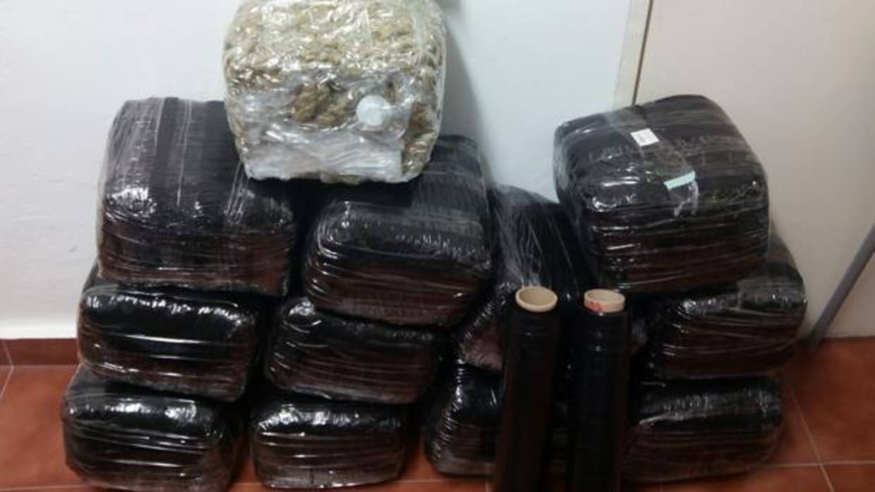 Los ciudadanos chinos llevaban 12 bultos de marihuana en el maletero