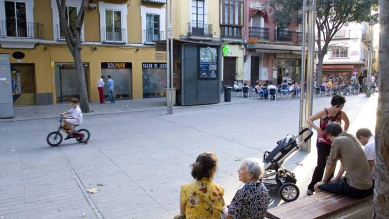 Niños y mayores en la plaza de la Alfalfa, en el centro de Sevilla