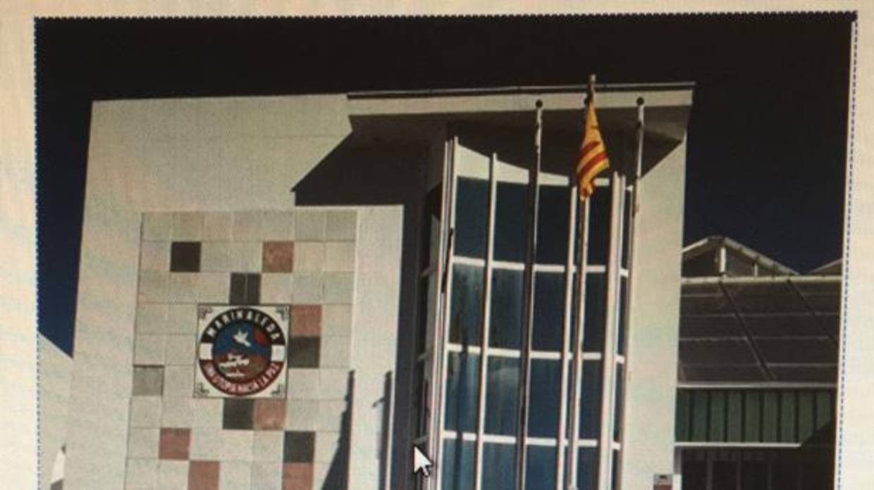La bandera catalana independentista ondea en la fachada del Ayuntamiento de Marinaleda