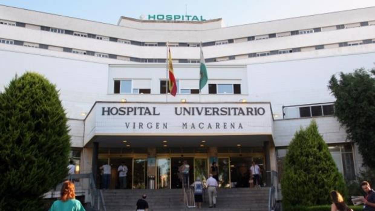 Entrada principal del hospital Virgen Macarena de Sevilla