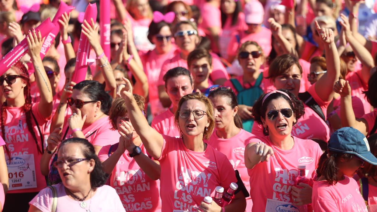 Miles de participantes se lanzaron a correr a pesar de suspenderse la prueba