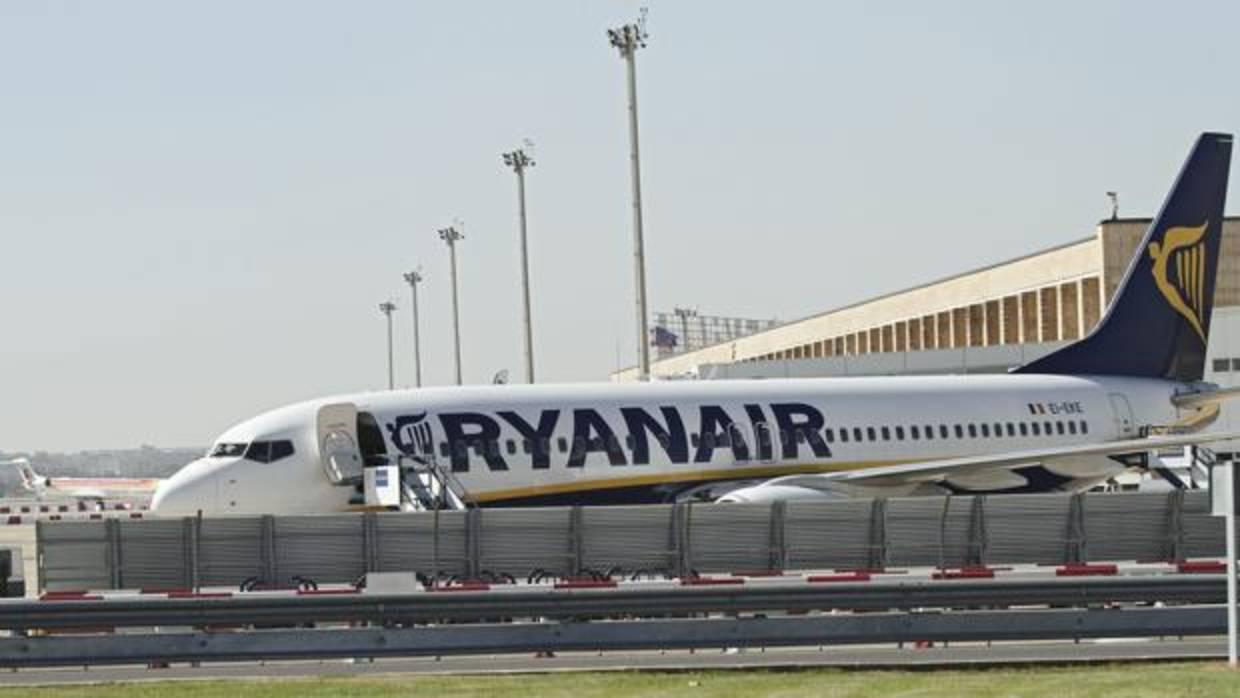 Un avión de Ryanair en el aeropuerto de San Pablo