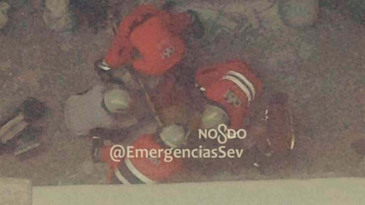 Los servicios de emergencias han rescatado con éxito a dos operarios que trabajaban en un edificio de Nervión