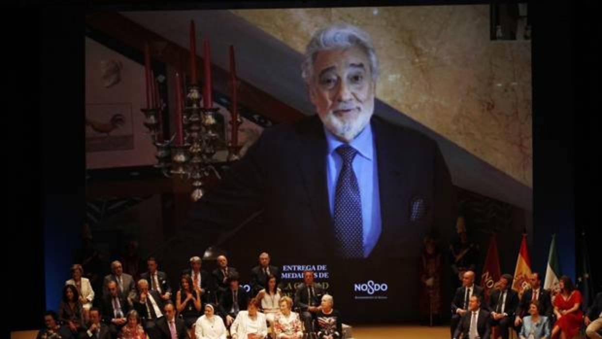 Plácido Domingo no pudo asisitir a la entrega de las medallas de la ciudad y envió un vídeo