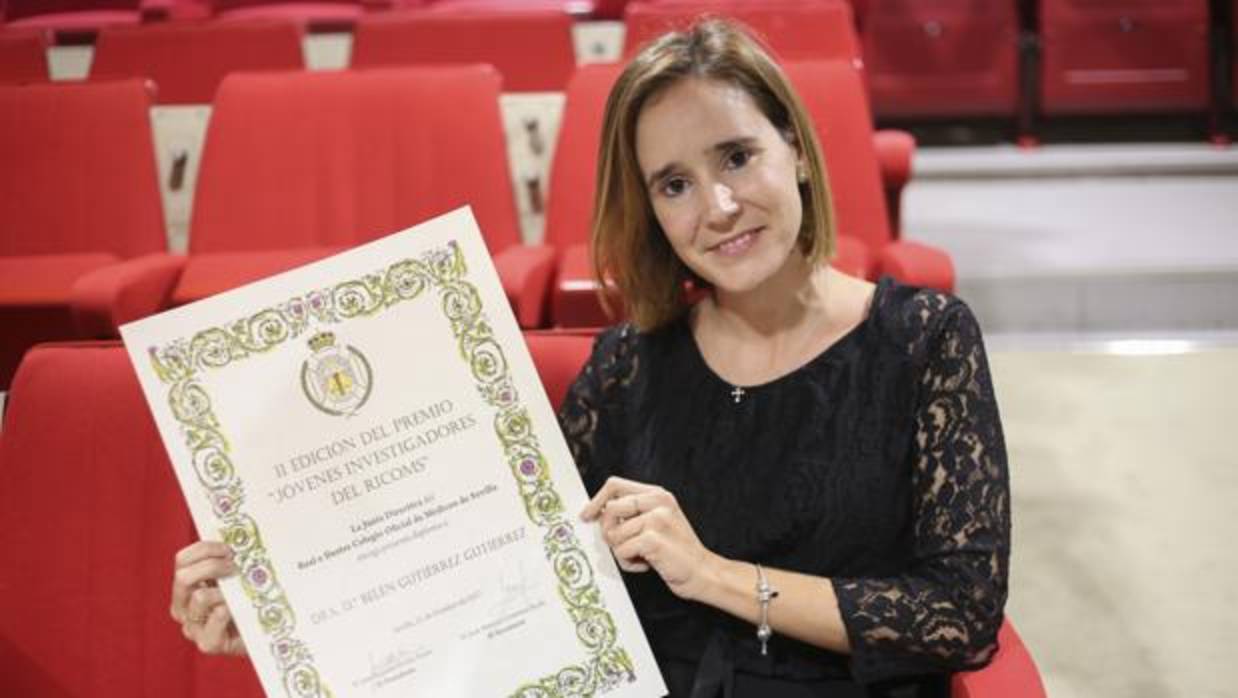 Belén Gutiérrez con el premio para Jóvenes Investigadores