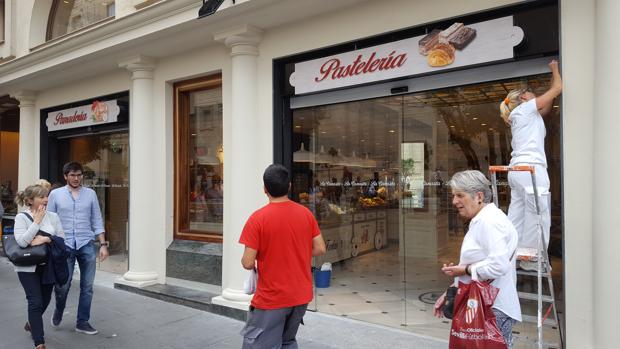 La confitería, restaurante y panadería La Campana, daba este jueves los últimos toques al local que abrirá este viernes en el antiguo local del Horno de San Buenaventura en la avenida de la Constitución