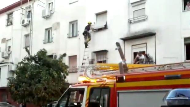 Encuentran el cadáver de una persona que llevaba días muerta en su casa de Sevilla
