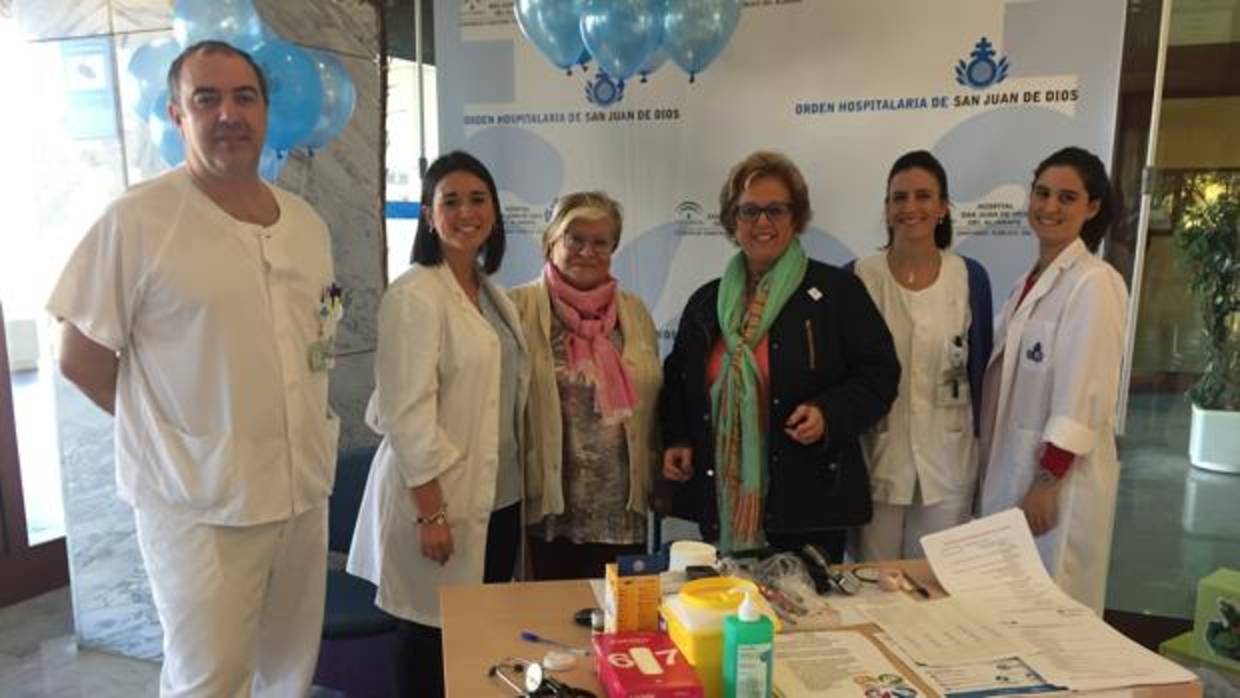 El personal del Hospital San Juan de Dios y la Asociación de Diabéticos del Aljarafe, este martes