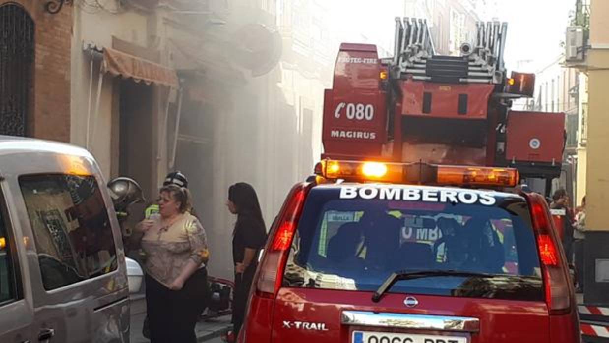 Los bomberos, actuando en el bar Patronas, de la calle Santas Patronas