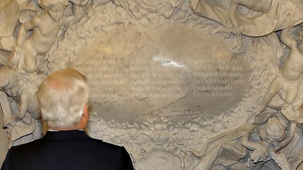 Los versos inscritos sobre el monumento, obra de Isabel de León