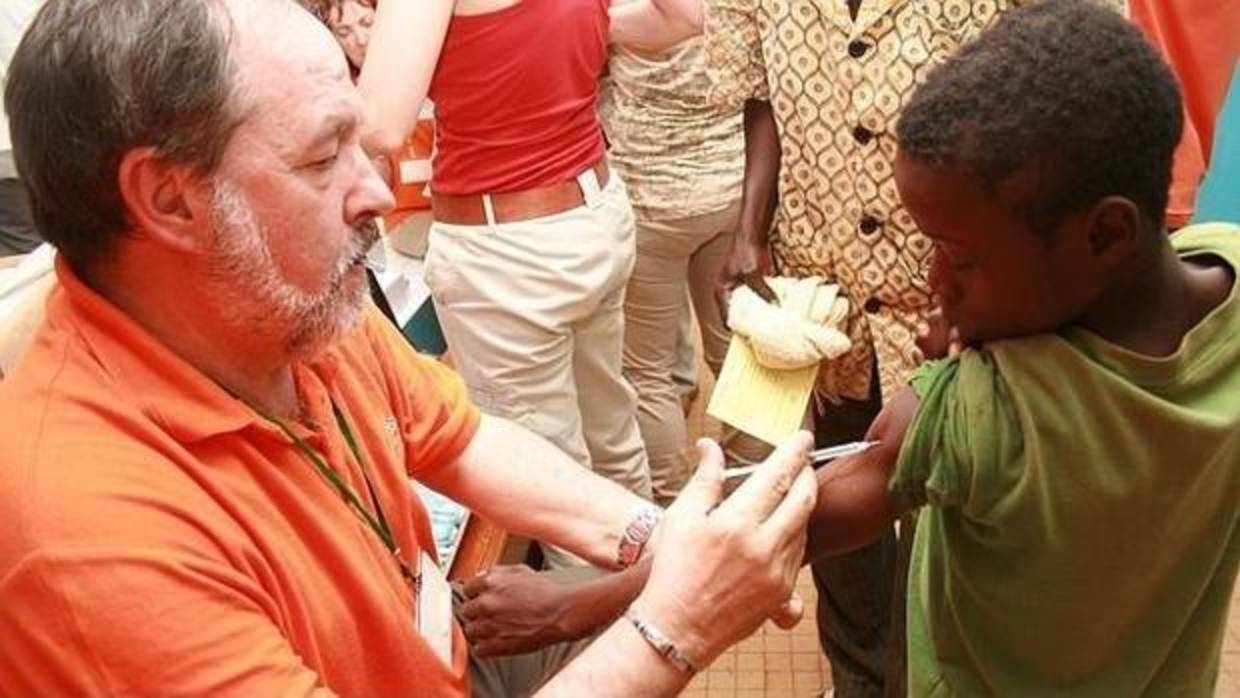 Alfonso Carmona vacunando a un niño en una de las campañas