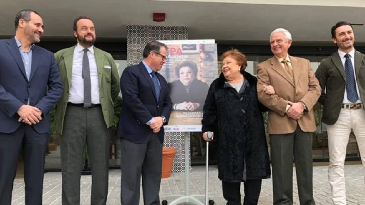 Responsables de las asociaciones de hoteles y hostelería, junto a Gregorio Serrano