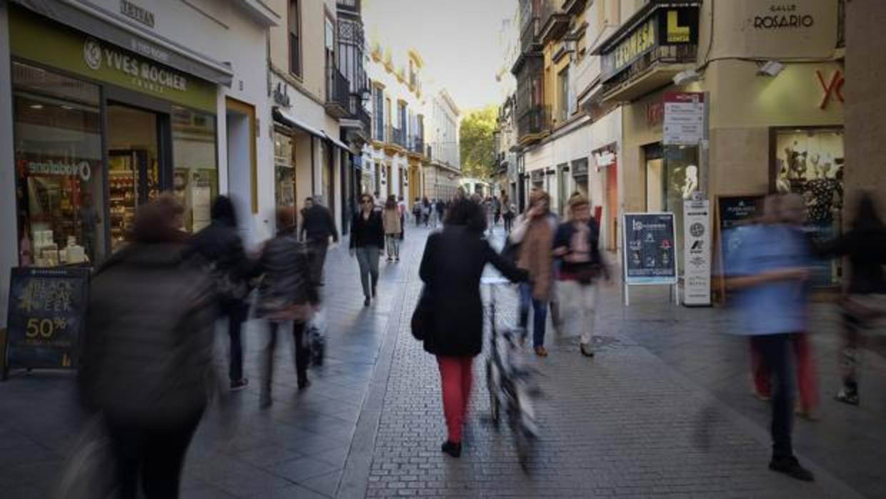 Viandantes por la calle Tetuán