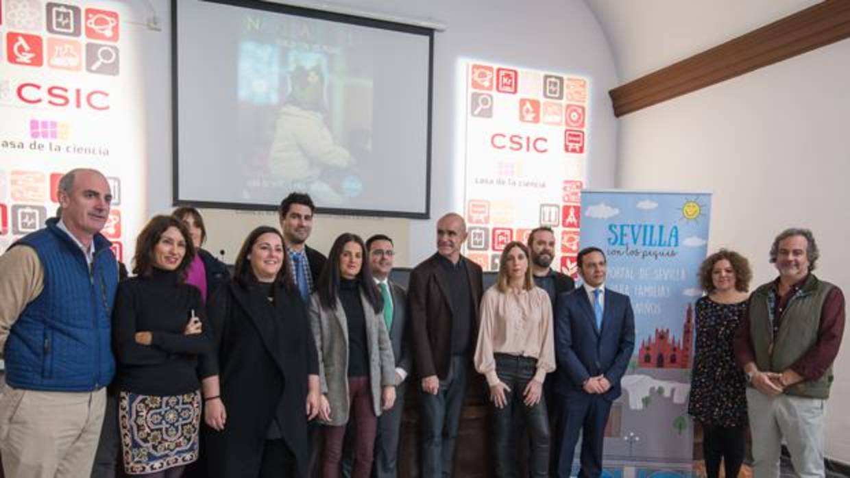 La directora de Sevilla con los peques Inmaculada Izquierdo junto a su equipo, a políticos y a empresarios