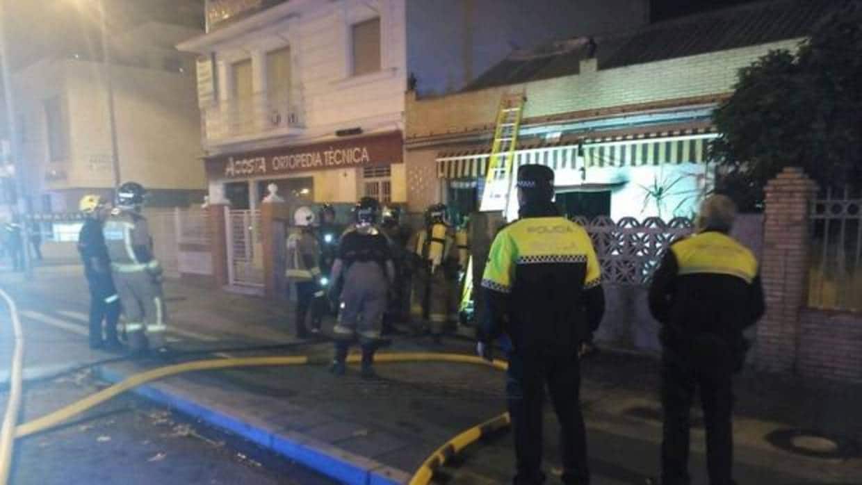 Bomberos de Sevilla actuando en el lugar del incendio.