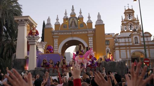 El paso de la Cabalgata por la basílica de la Macarena