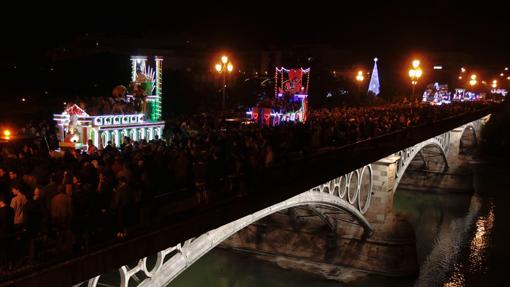 La Cabalgata pasando por el puente de Triana