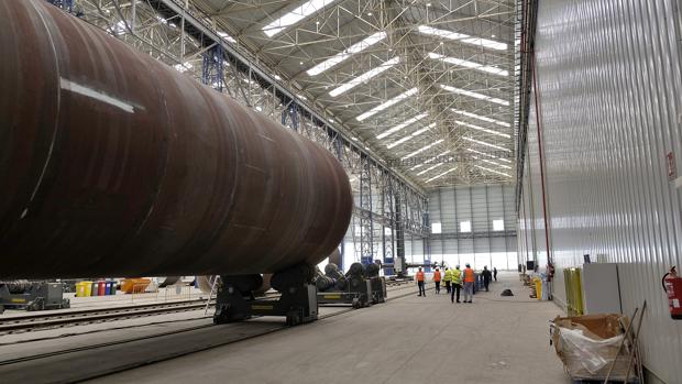 La fábrica de torres eólicas del puerto de Sevilla supera ya los 200 contratos