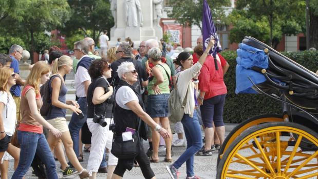 Turistas en Sevilla, junto a un guía