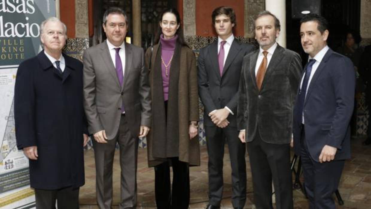 Los propietarios de las residencias, junto al alcalde Juan Espadas