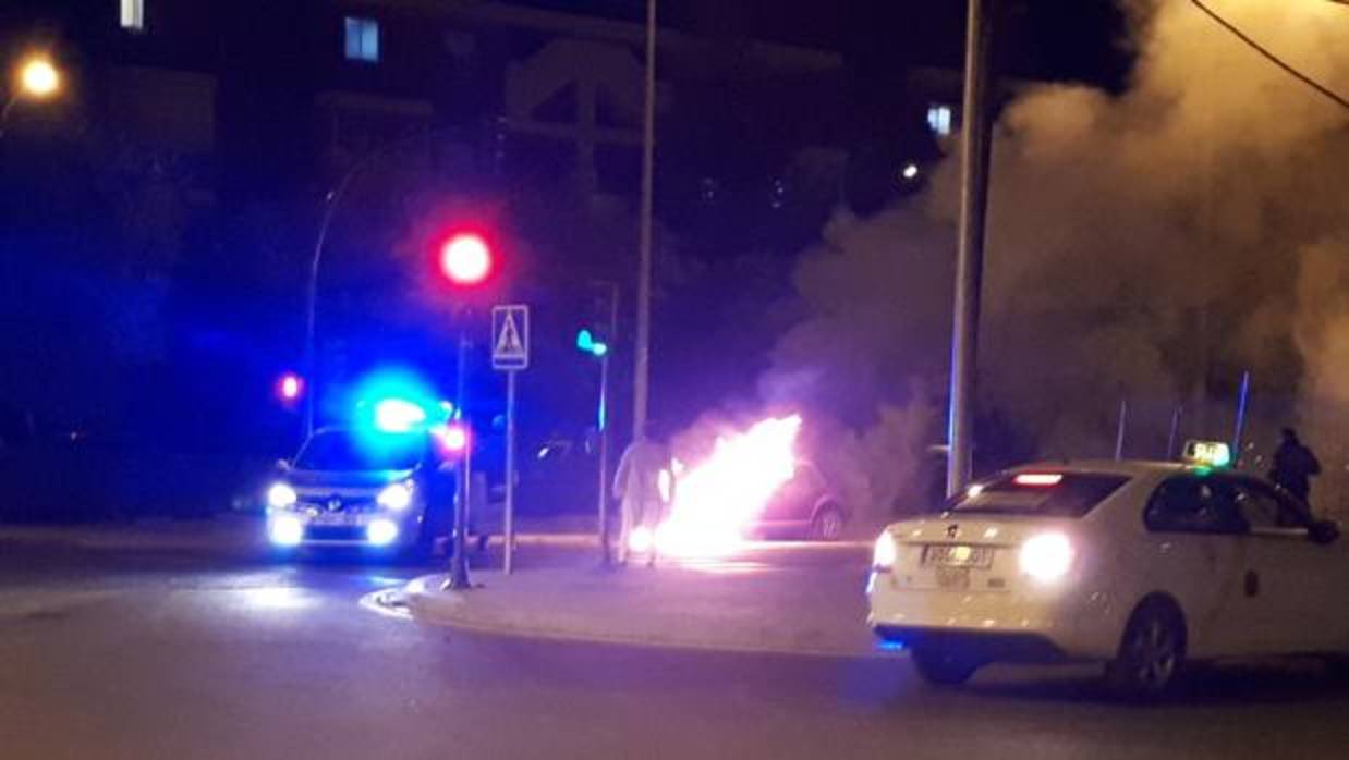 La Policía Local ha cortado la calle en cuestión para actuar en la zona