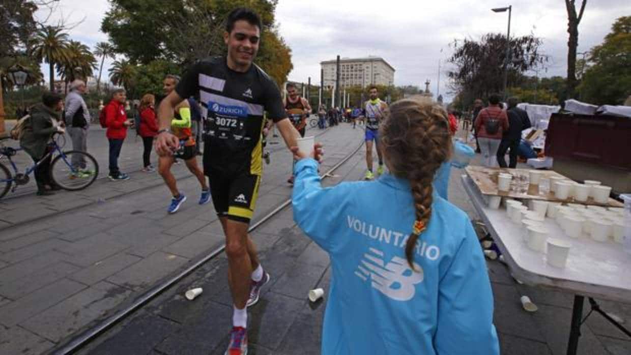 La hidratación es clave en las pruebas de largo recorrido como la Zurich Maratón de Sevilla
