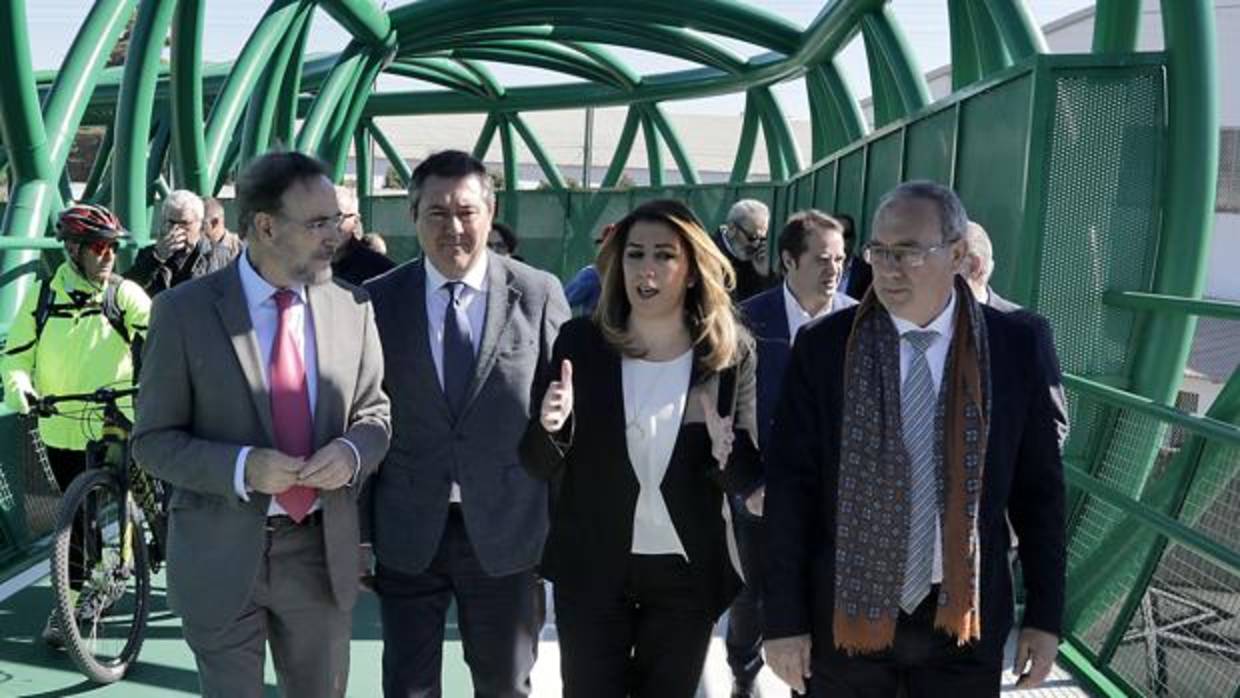 Felipe López, Juan Espadas, Susana Díaz y Fernando Zamora atravesando la pasarela