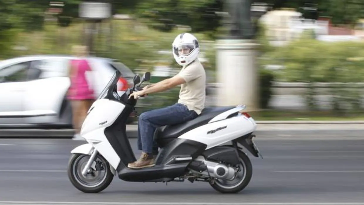 Un conductor circula con su motocicleta por Sevilla