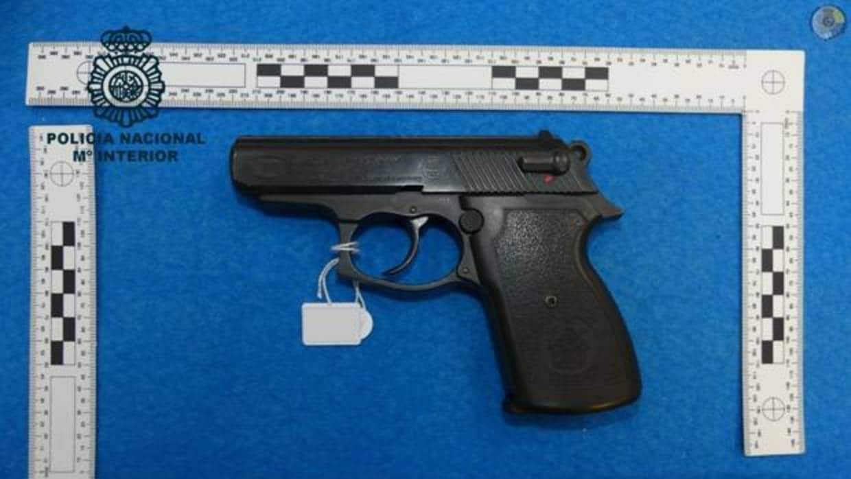 La pistola con la que el individuo presuntamente amenazó a un conductor de Tussam
