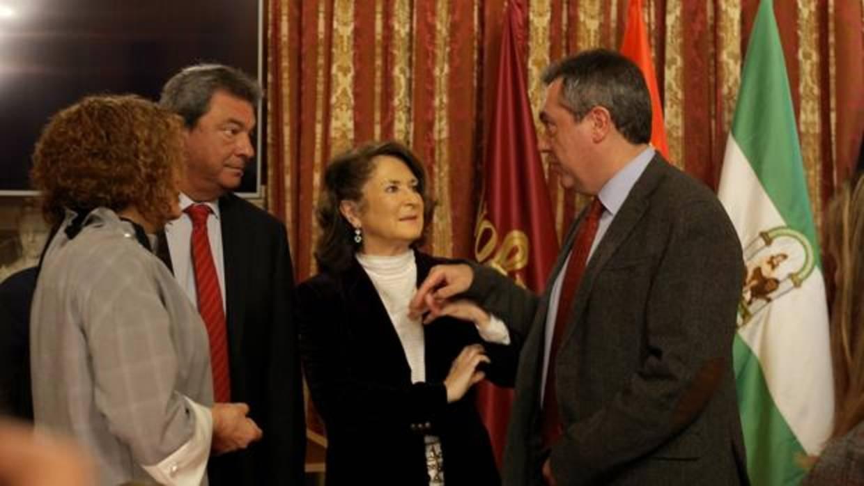 La defensora, junto al alcalde y portavoces del PP y el PSOE