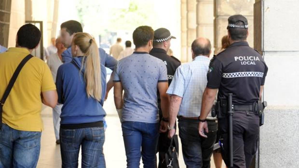Varios policías procesados por el supuesto amaño de las oposiciones, en los juzgados de Sevilla