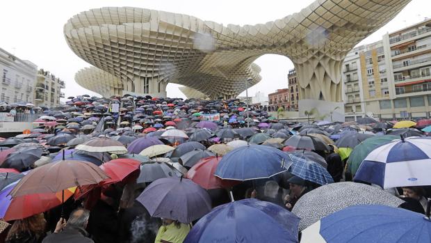 Los pensionistas colapsan el Centro de Sevilla