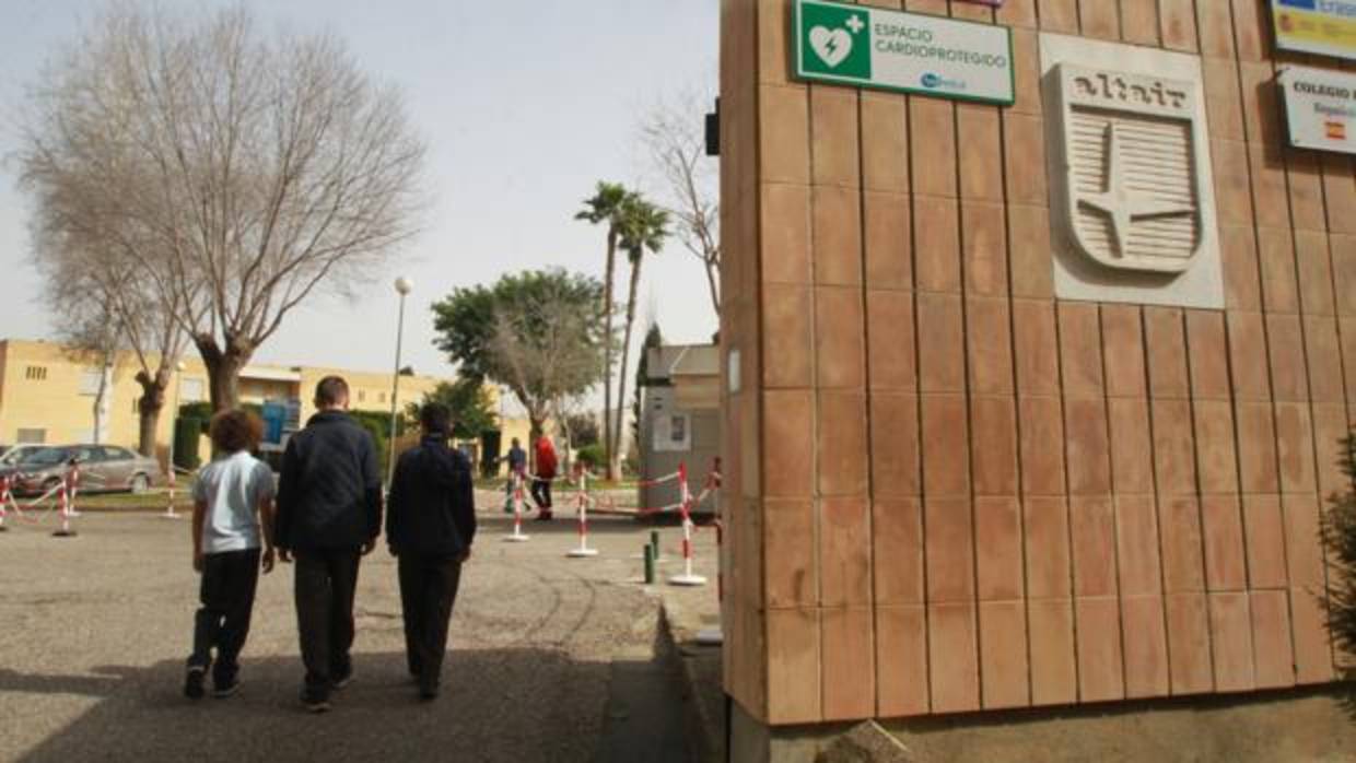 Entrada del colegio Altair en Sevilla