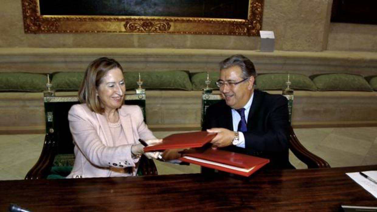 Firma del convenio entre Ana Pastor y Juan Ignacio Zoido en mayo de 2015
