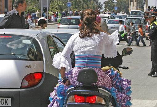 Llegada de vehículos al Real de la Feria