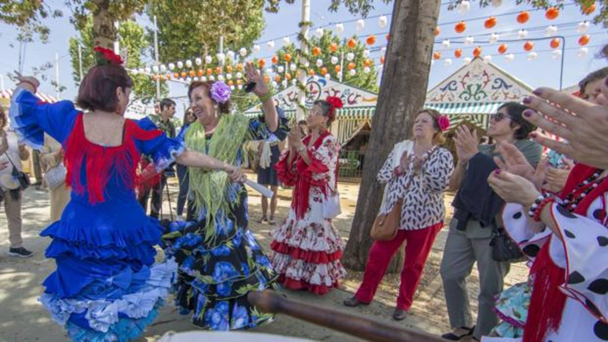 Un grupo de mujeres bailan en el Real de la Feria de Abril de Sevilla