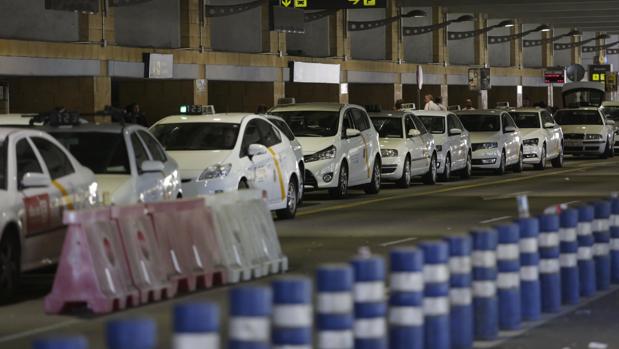La Justicia ofrece al aeropuerto acciones legales contra los taxistas tras unos destrozos en los aseos