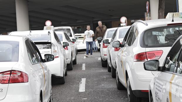 Espadas pide «calma» a los taxistas y espera que la Feria transcurra «sin incidentes»