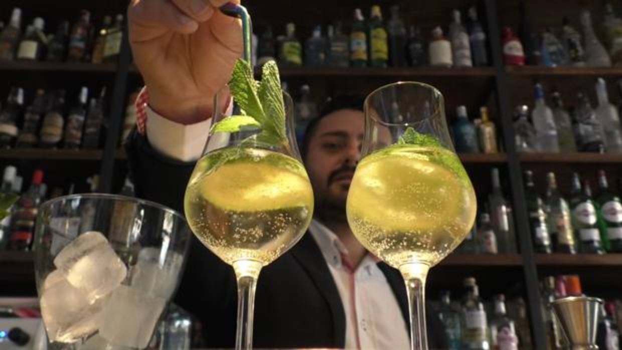 David Mármol, coctelero sevillano, haciendo el rebujito perfecto