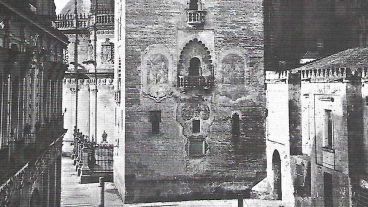 La foto de Laurent de 1879 donde aún se apreciaban las pinturas murales