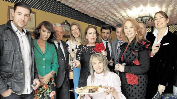 Las bufandas sustituyen a los abanicos el viernes de «preferia» en la Feria de Abril de Sevilla 2018